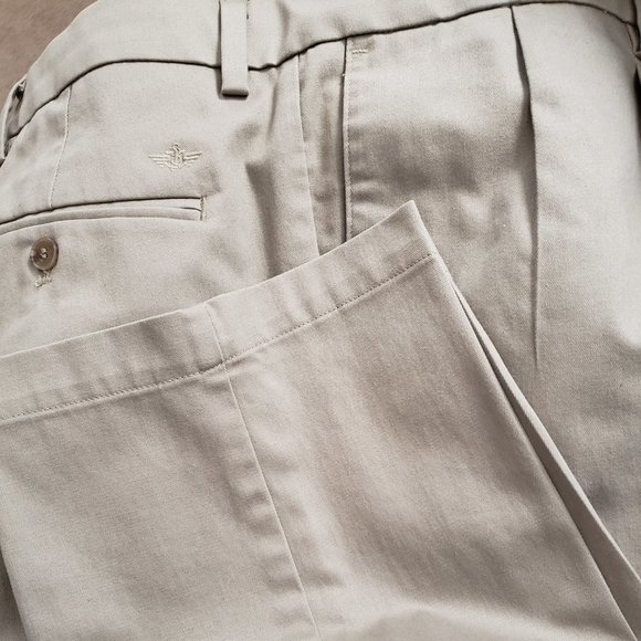 Dockers Classic Signature Khaki Pleated Front Flex Comfort Waist W38 L29 - Picture 1 of 8
